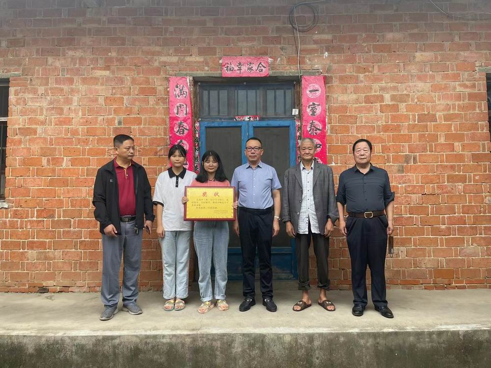 精準(zhǔn)幫扶送溫暖，資助育人暖人心--永和集團(tuán)董事長走訪慰問貧困大學(xué)生