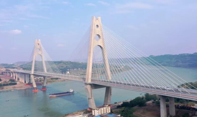 世界首座采用公路和高鐵同層!試驗列車駛過臨港公鐵兩用長江大橋